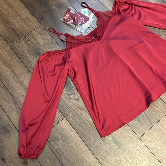 Do + Be off the shoulder lace contrast satin top with mask Marsala color - Picture 2 of 8